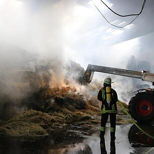 Feuer zerstört Scheune in Hohn am Berg
