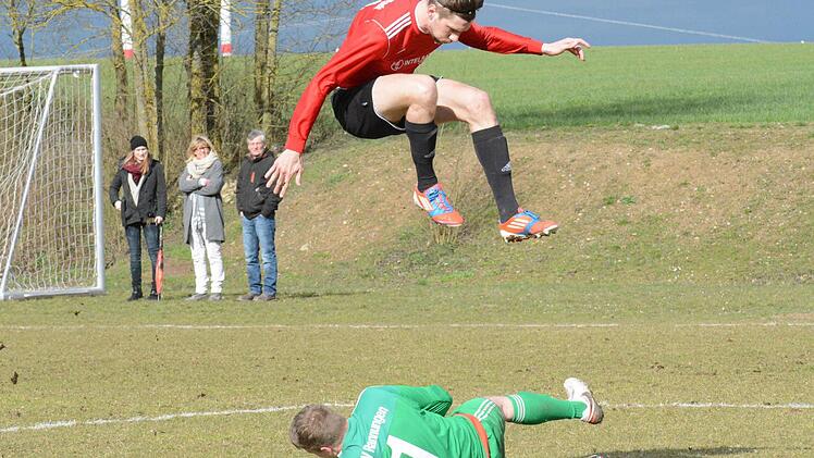 Zugepackt hat Florian Erhard im Totopokalspiel gegen den FC Fuchsstadt. Foto: ssp