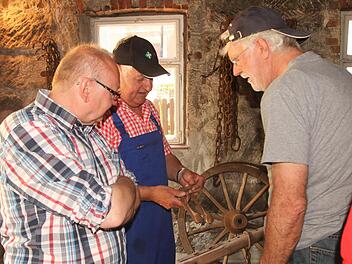 Hufeisen und alte landwirtschaftliche Geräte standen ebenfalls im Mittelpunkt in Kirchlauter. Foto: Günther GeilingHufeisen und alte landwirtschaftliche Geräte standen ebenfalls im Mittelpunkt in Kirchlauter. Foto: Günther Geiling