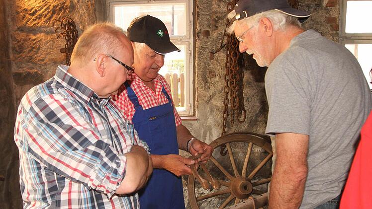 Hufeisen und alte landwirtschaftliche Geräte standen ebenfalls im Mittelpunkt in Kirchlauter. Foto: Günther GeilingHufeisen und alte landwirtschaftliche Geräte standen ebenfalls im Mittelpunkt in Kirchlauter. Foto: Günther Geiling
