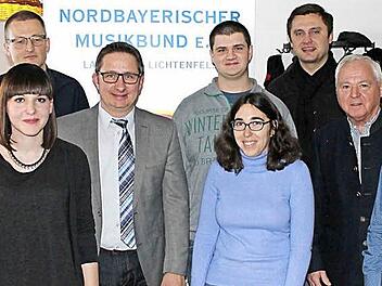 Der Vorstand des Nordbayerischen Musikbundes im Kreisverband Lichtenfels ist wieder komplett: Geschäftsführer Andreas Kleinhenz (3. v. l.), Vorsitzender Horst Sünkel (4. v. l.) sowie der stellvertretende Landrat Helmut Fischer (2. v. r.) gratulierten dem neuen 2. Vorsitzenden Florian Zapf (5. v. l.) sowie den beiden Beisitzern Lea Friedmann (2. v. l.) und Melanie Heinrichs zur Übernahme der Ämter. Foto: Martin Dirauf