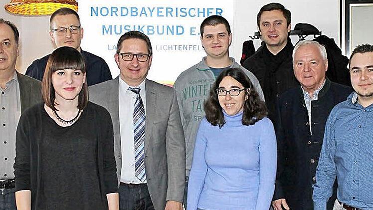 Der Vorstand des Nordbayerischen Musikbundes im Kreisverband Lichtenfels ist wieder komplett: Geschäftsführer Andreas Kleinhenz (3. v. l.), Vorsitzender Horst Sünkel (4. v. l.) sowie der stellvertretende Landrat Helmut Fischer (2. v. r.) gratulierten dem neuen 2. Vorsitzenden Florian Zapf (5. v. l.) sowie den beiden Beisitzern Lea Friedmann (2. v. l.) und Melanie Heinrichs zur Übernahme der Ämter. Foto: Martin Dirauf