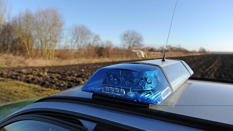 Ein 36-Jähriger hat in Scheßlitz zunächst seine Ex-Freundin angegriffen und ist dann mit ihrem Auto geflohen. Kurze Zeit später wurdr er tot gefunden. Symbolfoto: Andreas Gebert/dpa