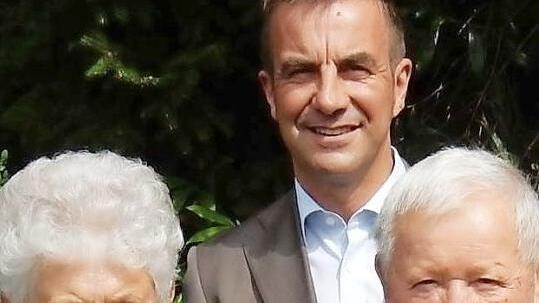 Bürgermeister Förtsch (M.) feierte mit dem Jubelpaar.  Foto: R. Löwisch