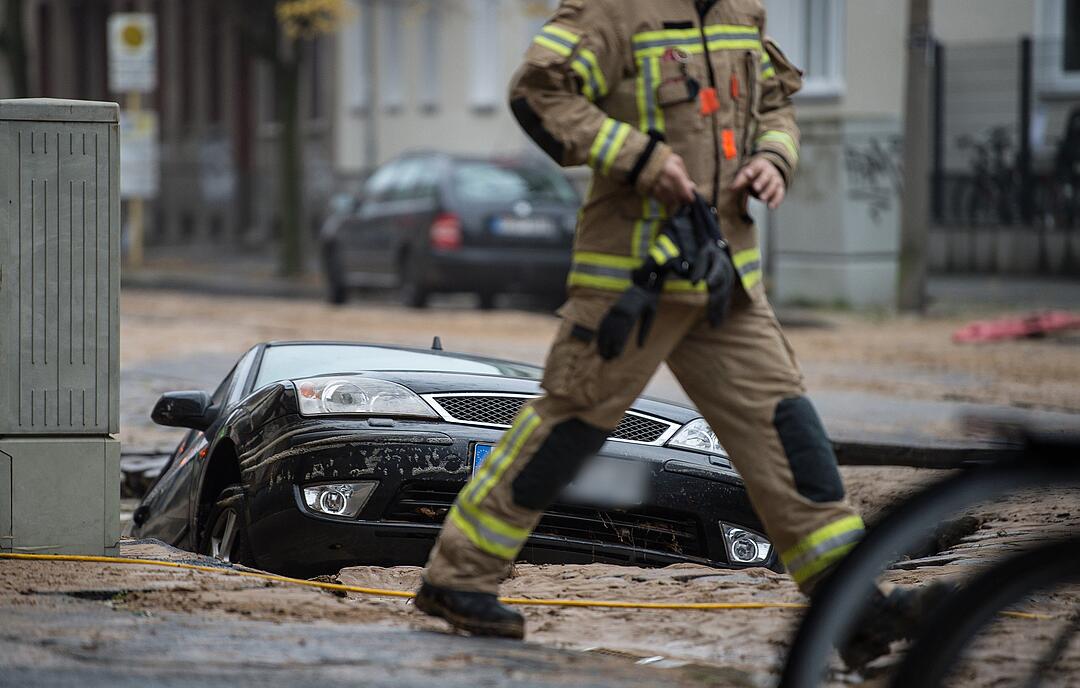 Wasserrohrbruch in Berlin: Straße sackt ab