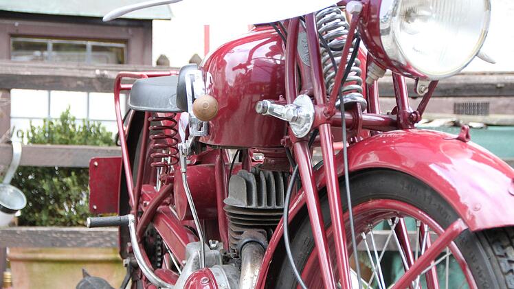 In der Altstadt hat ein Sammler seine Oldtimer ausgestellt. Foto: Alexander Martin