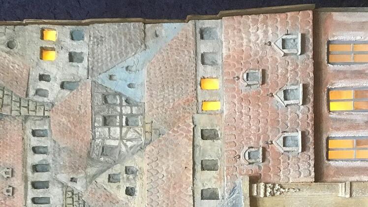 Das Ehepaar Thomas und Franzi Teubner aus Seigendorf hat diese außergewöhnliche Krippe gefertigt: Es ist ein 130 Zentimeter großes Relief der Domstadt Bamberg.  privat