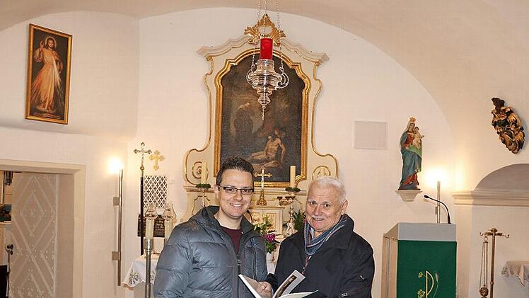 Kreisheimatpfleger Dieter Lau (rechts) überreichte dem Mitwitzer Pfarrgemeinderatsvorsitzenden Markus Schindler ein Jahrbuch mit dem Beitrag über die Schlosskuratie Mitwitz.  Fotos: Rainer Glissnik