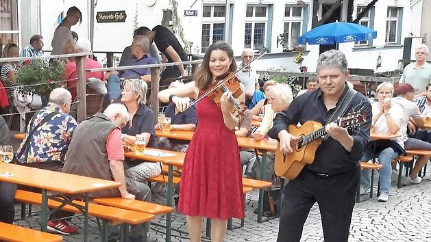 Das Duo "Viola 'n Guitar" spielte im vergangenen Jahr in der Bad Br&uuml;ckenauer Altstadt. Dieses Jahr ist noch offen, ob die Veranstaltungen stattfinden.  Foto: Archiv/Rolf Pralle