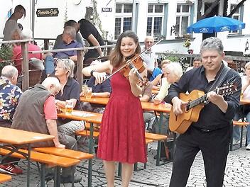 Das Duo "Viola 'n Guitar" spielte im vergangenen Jahr in der Bad Brückenauer Altstadt. Dieses Jahr ist noch offen, ob die Veranstaltungen stattfinden.  Foto: Archiv/Rolf Pralle