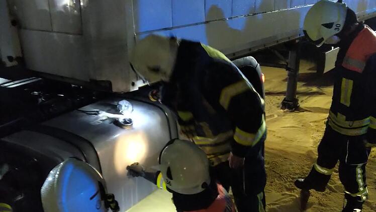 Die Feuerwehren von Bad Brückenau und Schondra wurden in der Nacht zum Dienstag zu einem Einsatz an die Raststätte an der A7 bei Schondra  gerufen. Foto: Michael Krug