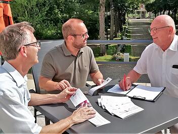 Den Neustart ihres spirituellen Programms planen (von rechts) Kur- und Reha-Seelsorger Rainer Ziegler, Hoteldirektor Bastian Graber sowie Ehe- und Familienberater Bernd Keller.