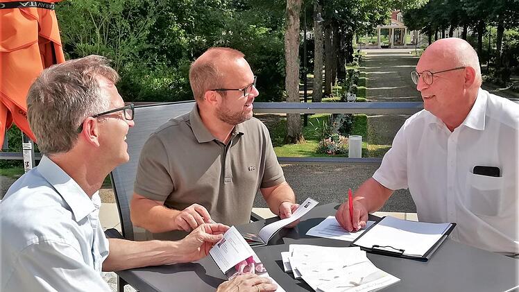 Den Neustart ihres spirituellen Programms planen (von rechts) Kur- und Reha-Seelsorger Rainer Ziegler, Hoteldirektor Bastian Graber sowie Ehe- und Familienberater Bernd Keller.