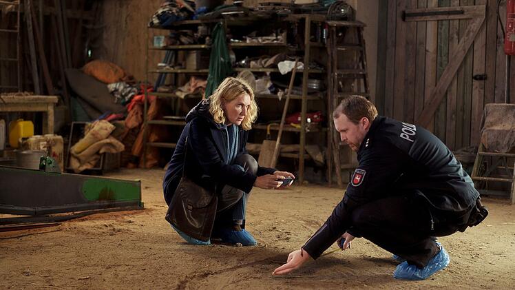 Polizist Olaf Gehrke (Ole Fischer) glaubt an die Unfall-Theorie. Ein Fuchs soll den (fehlenden) Kopf des Opfers danach weggeschleift haben. In der Scheune finden sich entsprechende Spuren. Kann Charlotte Lindholm (Maria Furtwängler) dieser Geschichte Glauben schenken?