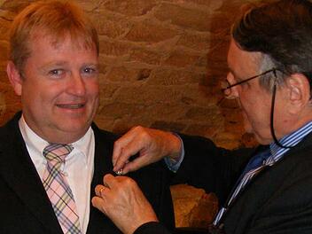 Voller Stolz ließ sich Axel Rogner (links) die Ehrennadel des Bayerischen Ministerpräsidenten von Landrat Eberhard Irlinger anstecken.