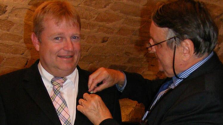 Voller Stolz ließ sich Axel Rogner (links) die Ehrennadel des Bayerischen Ministerpräsidenten von Landrat Eberhard Irlinger anstecken.