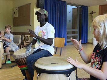 Ganz genau beobachten Emilio und Leni, was Paulo mit seinen Händen macht. Und siehe da, ganz schnell klappt es auch bei ihnen.Foto: Nina Grötsch