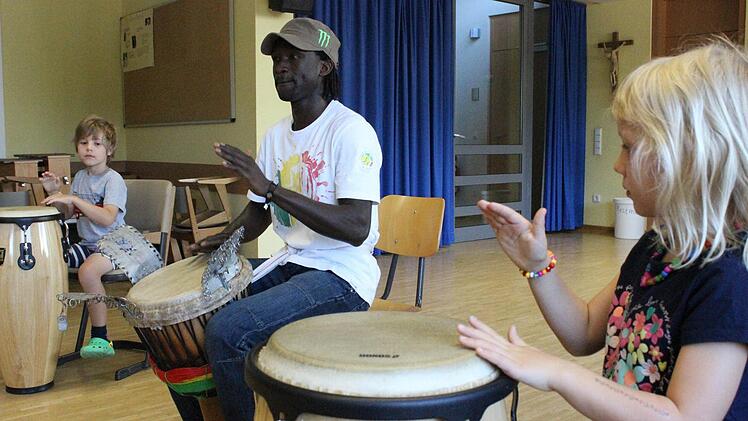 Ganz genau beobachten Emilio und Leni, was Paulo mit seinen Händen macht. Und siehe da, ganz schnell klappt es auch bei ihnen.Foto: Nina Grötsch