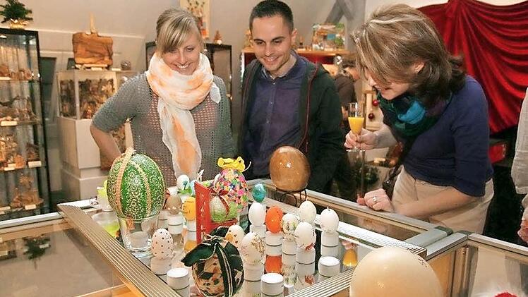 Betrachter amüsieren sich angesichts des beziehungsreichen Eier-Sortiments von Hirschaider Kommunalpolitikern.  Fotos: Werner Baier