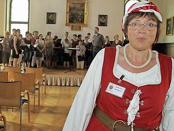 Bei der musikalischen Stadtführung wird zum ersten Mal auch der historische Ratssaal besichtigt. Auch in die Markthallen kommen Interessierte.  Foto: Sonja Adam