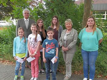 Die Sieger des Frobenius-Gymnasiums Hammelburg mit der Schulbeauftragten der Europa-Union Hammelburg Doris Tobisch und Schulleiter OStD Helmut Schreiner, sowie Betreuungslehrerin Heike Bonsack.