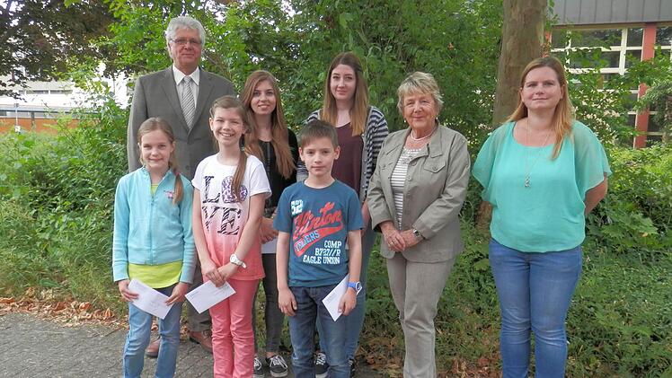Die Sieger des Frobenius-Gymnasiums Hammelburg mit der Schulbeauftragten der Europa-Union Hammelburg Doris Tobisch und Schulleiter OStD Helmut Schreiner, sowie Betreuungslehrerin Heike Bonsack.