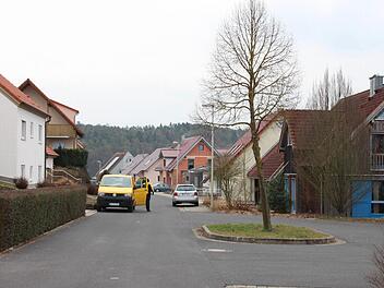 Im oberen Teil des Baugebietes "Centleite" gibt es kaum noch Plätze für Bauinteressenten, der untere Teil dagegen bleibt wegen der Hanglage leer. Der Marktgemeinderat beschloss deshalb, den oberen Teil nach Norden zu verlängern und den Streifen am Hang aus dem Plan zu streichen.  Foto: Dieter Britz
