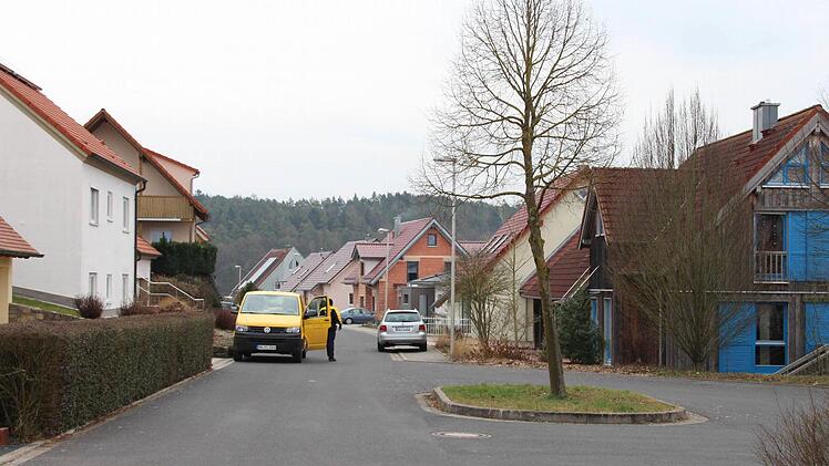 Im oberen Teil des Baugebietes "Centleite" gibt es kaum noch Plätze für Bauinteressenten, der untere Teil dagegen bleibt wegen der Hanglage leer. Der Marktgemeinderat beschloss deshalb, den oberen Teil nach Norden zu verlängern und den Streifen am Hang aus dem Plan zu streichen.  Foto: Dieter Britz