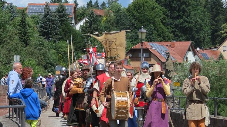 Nicht nur für die Stadt Hammelburg ist 2016 ein besonderes Datum. Mit Euerdorf feiert eine zweite Gemeinde im Saaletal ihre 1300-jährige Geschichte - und weicht damit von den üblichen Gepflogenheiten ab. Historisches Treiben ist beim Festwochenende in Euerdorf zu sehen. Foto: Doris Bauer