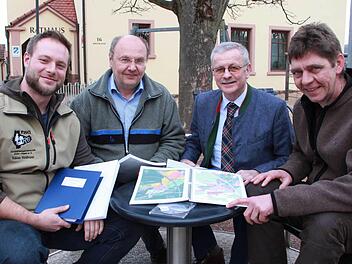 Revierförster Tobias Wallrapp, Forstamtsleiter Bernhard Zürner, Bürgermeister Gotthard Schlereth und FBG-Betriebsleiter Rupert Wolf mit dem Ergebnis der Zwischenrevision des Forstbetriebs Oberthulba - der Plan für die nächsten zehn Jahre im Forst steht. Foto: Carmen Schmitt