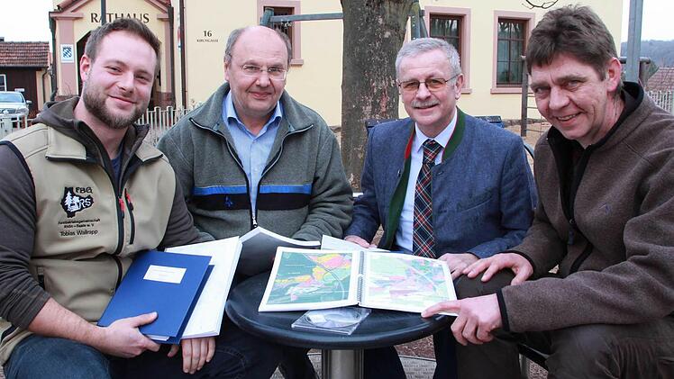 Revierförster Tobias Wallrapp, Forstamtsleiter Bernhard Zürner, Bürgermeister Gotthard Schlereth und FBG-Betriebsleiter Rupert Wolf mit dem Ergebnis der Zwischenrevision des Forstbetriebs Oberthulba - der Plan für die nächsten zehn Jahre im Forst steht. Foto: Carmen Schmitt