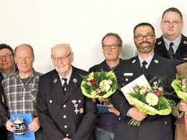 Für ihre hohe und unverbrüchliche Treue zur Bad Rodacher Feuerwehr wurden diese Mitglieder ausgezeichnet. Foto: Edwin Meißinger