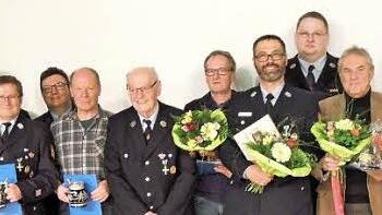 Für ihre hohe und unverbrüchliche Treue zur Bad Rodacher Feuerwehr wurden diese Mitglieder ausgezeichnet. Foto: Edwin Meißinger