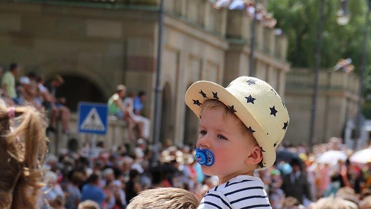 Dichter Andrang herrscht in der Ludwigstraße. Dieser kleine Bub hat einen super Sitzplatz - auf Papas Schultern. Foto: Kathrin Kupka-Hahn