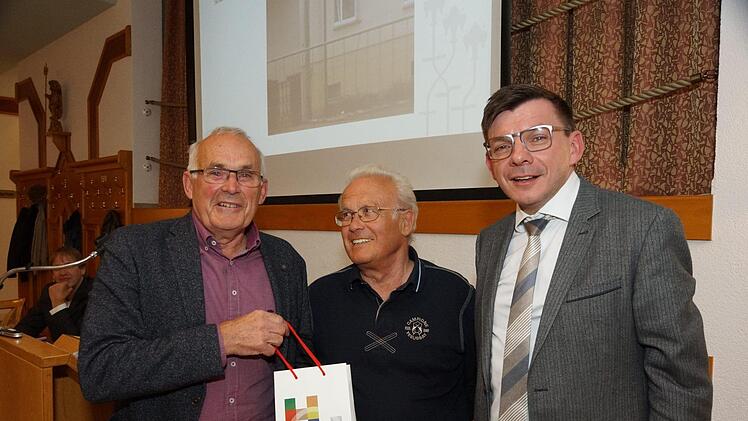 Anerkennung für den Einsatz: Ortssprecher Hans Schönau, Karl Krämer und Bürgermeister Armin Warmuth. Foto: Arkadius Guzy