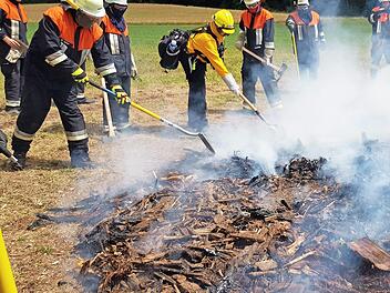 Spezialhandwerkszeuge wie Waldbrand-Patsche, Feuerrechen und Pulaski-Axt kamen ebenso zum Einsatz wie Wasserrucksäcke. Foto: K.- H. Hofmann