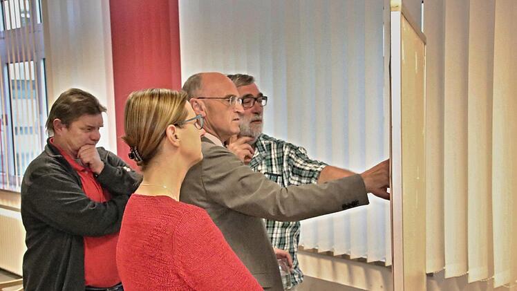 Teamwork an den Schautafeln. Das Foto zeigt von rechts: Werner Freibott, Landrat Wilhelm Schneider, Christina Seebach-Künzel, Vorsitzende der Werbegemeinschaft Ebern und ihren Vertreter, Ralf Kestel.