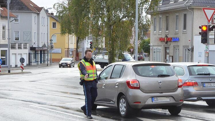 Sperrbaken allein genügten nicht. Immer wieder wollten Autofahrer von der Rodacher in die Neustadter Straße abbiegen. Ein Polizeibeamter musste dafür sorgen, dass sie es nicht taten.