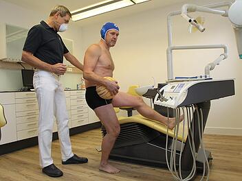 Der Bamberger Zahnarzt Dr. Horst Schubert (links) und der Wasserballer Stephan "Mucki" Gries von der SG Bamberg stellen eine Sportfloskel bildlich dar.  Foto: sportpress