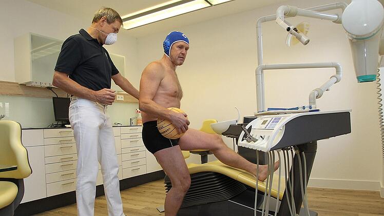 Der Bamberger Zahnarzt Dr. Horst Schubert (links) und der Wasserballer Stephan "Mucki" Gries von der SG Bamberg stellen eine Sportfloskel bildlich dar.  Foto: sportpress