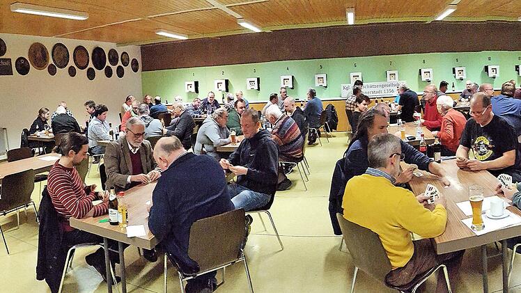 Schafkopf statt Schießen: zum traditionellen Turnier der königlich -privilegierten Schützengesellschaft Münnerstadt kamen 60 Frauen und Männer ins  Schützenhaus und spielten vier Stunden lang.  Dieter Britz