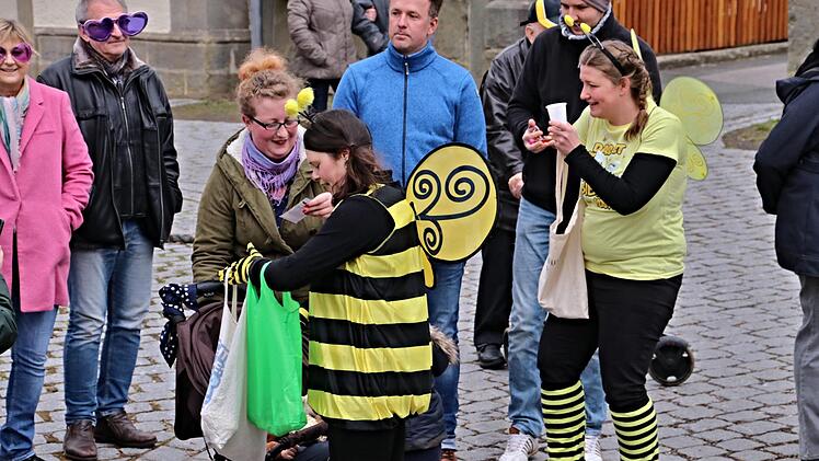 Als "Bienchen" verteilten die Memmelsdorfer Mädels Blumensamen, um damit ihren Einsatz für Artenvielfalt zu demonstrieren.