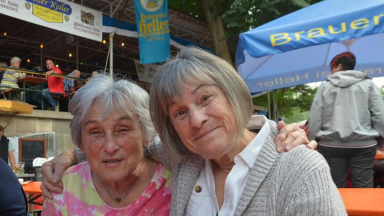 Bärbel (rechts) mit ihrer Schwester Helga  Fotos: Bernhard Panzer