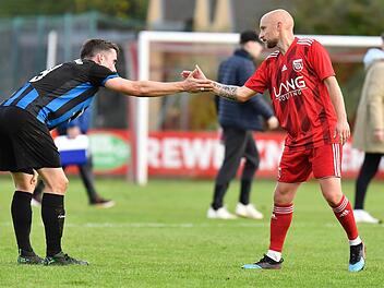 Fair, aber eventuell bald nicht mehr so h&auml;ufig: Die Verantwortlichen des Bayerischen Fu&szlig;ball-Verbands entbinden alle bayerischen Amateurfu&szlig;baller vom obligatorischen Handschlag vor dem Spiel - Grund daf&uuml;r ist die Ausbreitung des Coronavirus'. Wie lange die Regelung besteht ist noch nicht abzusehen.  Foto: Wolfgang Zink