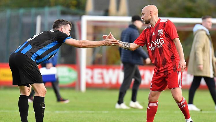 Fair, aber eventuell bald nicht mehr so h&auml;ufig: Die Verantwortlichen des Bayerischen Fu&szlig;ball-Verbands entbinden alle bayerischen Amateurfu&szlig;baller vom obligatorischen Handschlag vor dem Spiel - Grund daf&uuml;r ist die Ausbreitung des Coronavirus'. Wie lange die Regelung besteht ist noch nicht abzusehen.  Foto: Wolfgang Zink