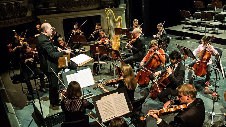Junge Talente beeindruckten beim Mitmachkonzert im Landestheater Coburg. Unter der Leitung von Wolfgang Lischke musizierten sie gemeinsam mit den Profis des Philharmonischen Orchesters.Foto: Jochen Berger