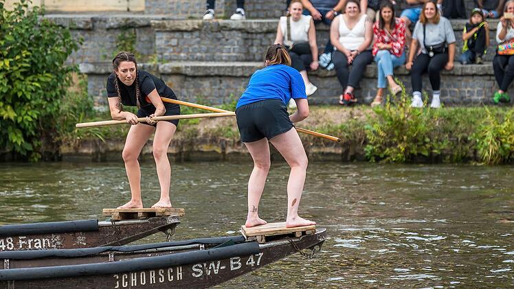 Bilder von Bamberger Sandkerwa 2022:  Traditionelles Fischerstechen auf der Regnitz - die Fotogalerie vom  Sonntag
