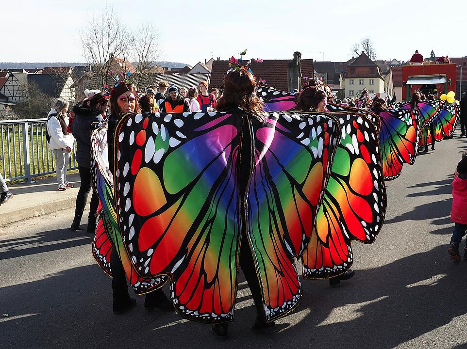 Buntes Faschingstreiben lockte tausende Besucher an.