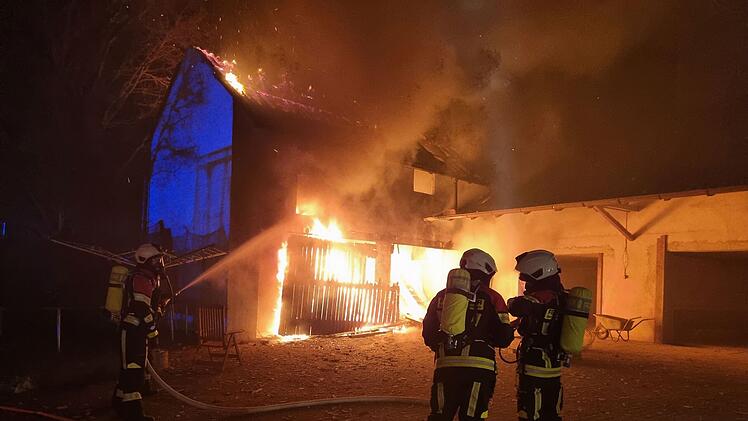 Gutenstetten: 100 Kräfte rücken zu Großeinsatz aus - "Scheune mit Werkstatt in Vollbrand"