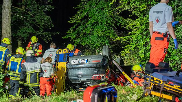 Unfall bei Wattendorf: Auto &uuml;berschl&auml;gt sich - Fahrer (17) und Beifahrer schwer verletzt